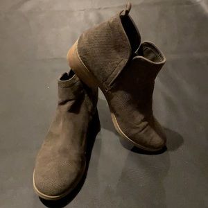 DV booties 8 women’s. Taupe